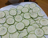 Foto del paso 1 de la receta: Carpaccio de calabacín y champiñones