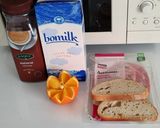 Foto del paso 2 de la receta: Desayuno caliente día 8>Café con leche>Pan con mortadela de aceitunas>Naranja de zumo