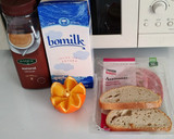 Foto del paso 2 de la receta: Desayuno caliente día 8>Café con leche>Pan con mortadela de aceitunas>Naranja de zumo