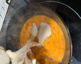 Foto del paso 5 de la receta: Setas de cultivo a ajillo con jamón y salsa con huevo poché