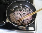 A picture of step 3 of Zucchini and Ground Pork Stir-Fry with Curry and Soy Sauce Seasoning.