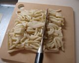 A picture of step 2 of Stir Fried Natto and Chopped Udon Noodles with Sesame Oil.