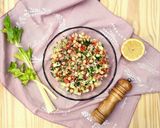 Foto del paso 7 de la receta: 🌸 Ensalada proteica de Primavera 🌸 Full color: Quinoa, garbanzos, tomate, cebolla, pepino y apio