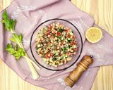 Foto del paso 7 de la receta: 🌸 Ensalada proteica de Primavera 🌸 Full color: Quinoa, garbanzos, tomate, cebolla, pepino y apio