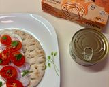 Φωτογραφία βήματος 1 της συνταγής Πίτα με γύρο από καπνιστό τόνο και σάλτσα ταρτάρ!