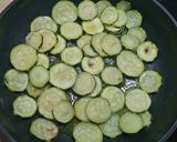 Une image de l'étape 2 de Pennes aux courgettes et crevettes à la crème.