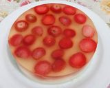 Foto langkah ke 2 dari resep Puding Kaca Strawberry lapis susu.