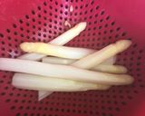 A picture of step 3 of White asparagus with lemon and pistachios - vegan.