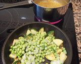 Foto del paso 2 de la receta: Macarrones con calabacín, guisantes y jamón