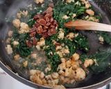 Foto del paso 6 de la receta: Merluza rellena de espinacas con langostinos y pasas