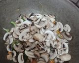 Foto langkah ke 7 dari resep Tumis brokoli wortel dan jamur.