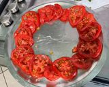 Une image de l'étape 7 de Salade festive aux tomates, betteraves rouges, feta et persil.