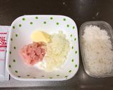 A picture of step 1 of Japanese Egg Wrapped Tomato Chicken Rice (Omu Rice).