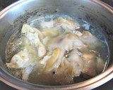 Foto del paso 3 de la receta: Como cocinar manitas (pies) de cerdo