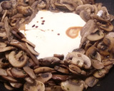 Foto del paso 3 de la receta: Salteado de setas  y champiñones a la crema