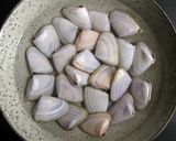 A picture of step 1 of Clam Takikomi Gohan.