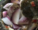 Gambar langkah 2 resipi Nasi Goreng Ikan.