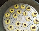 Foto langkah ke 5 dari resep Kue Semprit Susu.