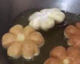 Foto langkah ke 5 dari resep Donat bunga.