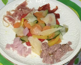 Foto del paso 3 de la receta: Verduras a 1/2 cocción con virutas de embutido y queso curado