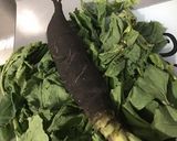Une image de l'étape 1 de Pickles de radis noir aux épices et vin blanc.