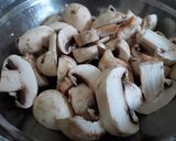 Foto langkah ke 1 dari resep TUMIS JAMUR KANCING CABE HIJAU (Jamur Champignon).