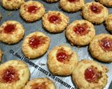 Foto langkah ke 5 dari resep Cheese Thumbprint Cookies with Strawberry Jam.