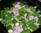 A picture of step 4 of [Farmhouse Recipe] Curry Flavored Okra and Pork Stir Fry.