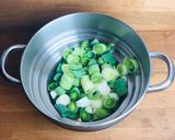 A picture of step 1 of Leeks in vegan cheese sauce 🌱.