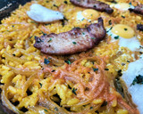 Foto del paso 9 de la receta: Arroz con cebolla, bacalao, boquerones y huevos de codorniz