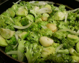 Foto del paso 3 de la receta: Brócoli y coles de Bruselas en wok