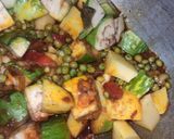 तुरीचे दाणे घालून वांगे बटाट्याची भाजी (toori ghalun vange batatayachi bhaji recipe in marathi) रेसिपी स्टेप 2 फोटो