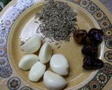 A picture of step 1 of Lehsun chutni.