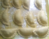 A picture of step 4 of How to use meat pie cutter.