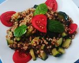 Foto del passaggio 5 della ricetta Insalata di farro perlato con zucchine, fiori di zucca, pomodori e Garam Masala