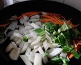 Foto del paso 1 de la receta: Fideos🍝 con col🌿, cebolla🌰 y zanahoria🥕...🤔