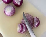 Foto del paso 1 de la receta: Cebolla morada caramelizada sin azúcar a fuego lento