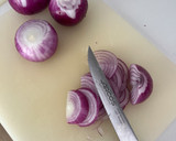 Foto del paso 1 de la receta: Cebolla morada caramelizada sin azúcar a fuego lento