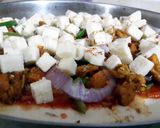 A picture of step 4 of chicken tikka pizza.