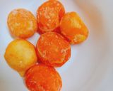 Hình bước làm 1 của món Tai heo cuộn trứng muối
