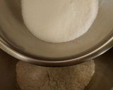 Foto del passaggio 5 della ricetta Sbriciolata integrale con noci e confettura di fichi