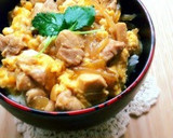 A picture of step 8 of Oyakodon (Chicken and Egg Rice Bowl).
