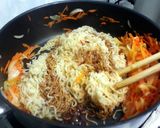 A picture of step 3 of Stir Fry Vegan Ramen.