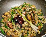 Foto langkah ke 4 dari resep Oseng Kerang Cabe Hijau.