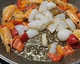 Foto del paso 1 de la receta: Estofado de patatas con rape, sepia, langostinos y almejas