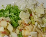 Foto del paso 1 de la receta: Ensalada fresca de pepino, manzana y tomate verde🍏🧅🍅🥒🥙🥗