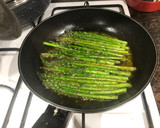 Foto del paso 1 de la receta: Alitas de pollo con espárragos salteados