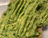 Foto del paso 2 de la receta: Huevos poché con aguacate