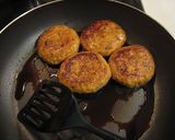 A picture of step 7 of Salmon Burgers with Teriyaki-Mayonnaise Sauce.