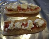 A picture of step 1 of Panino aperto con caprino, pomodorini e cotto.